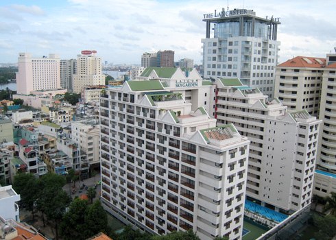 Báo cáo này tiết lộ thêm, từ cuối năm 2018 trở đi, thị trường căn hộ dịch vụ tại TP HCM bắt đầu có sự phân hóa mạnh và lộ diện thêm nguồn cung ở vùng ven, ngoại thành. Khu vực Nhà Bè trong năm 2019 dự kiến sẽ có 60 căn hộ dịch vụ từ dự án trên đường Nguyễn Hữu Thọ. Nhu cầu thuê tại khu Nam Sài Gòn chủ yếu đến từ khách Nhật Bản, Hàn Quốc và Singapore. Toàn thị trường căn hộ dịch vụ hạng A và B đang khai thác cho thuê tại TP HCM có tổng cộng 39 dự án với 4.958 sản phẩm. Khu vực trung tâm (quận 1, 3) chiếm tỷ lệ cao nhất, phần lớn là các dự án hạng A. Các quận 2, 7 xếp vị trí thứ hai về quy mô nguồn cung, chiếm lần lượt là 12% và 21%. Các chuyên gia đánh giá, một trong những thách thức không hề nhỏ đối với thị trường đầu tư căn hộ dịch vụ trong giai đoạn 2019-2020 là sự cạnh tranh khốc liệt từ rổ hàng phong phú của các dự án căn hộ đã bàn giao, bắt đầu cho thuê lại. Trong 3 năm gần đây (2016-2017-2018), trung bình mỗi năm TP HCM đón thêm trên dưới 30.000 căn hộ hoàn thiện đưa vào thị trường. Điều này đòi hỏi các chủ đầu tư phải cung cấp được một dịch vụ quản lý chuyên nghiệp, tạo nên sự khác biệt lớn về tiện nghi để giữ khách.