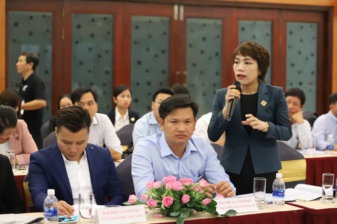 Bà Lê Nguyễn Ly Na, Chủ tịch tập đoàn Nam Minh chia sẻ ý kiến tại hội thảo