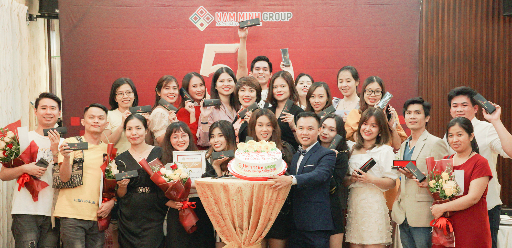 Tập thể nhân viên công ty cổ phần tập đoàn Nam Minh – Nam Minh Group