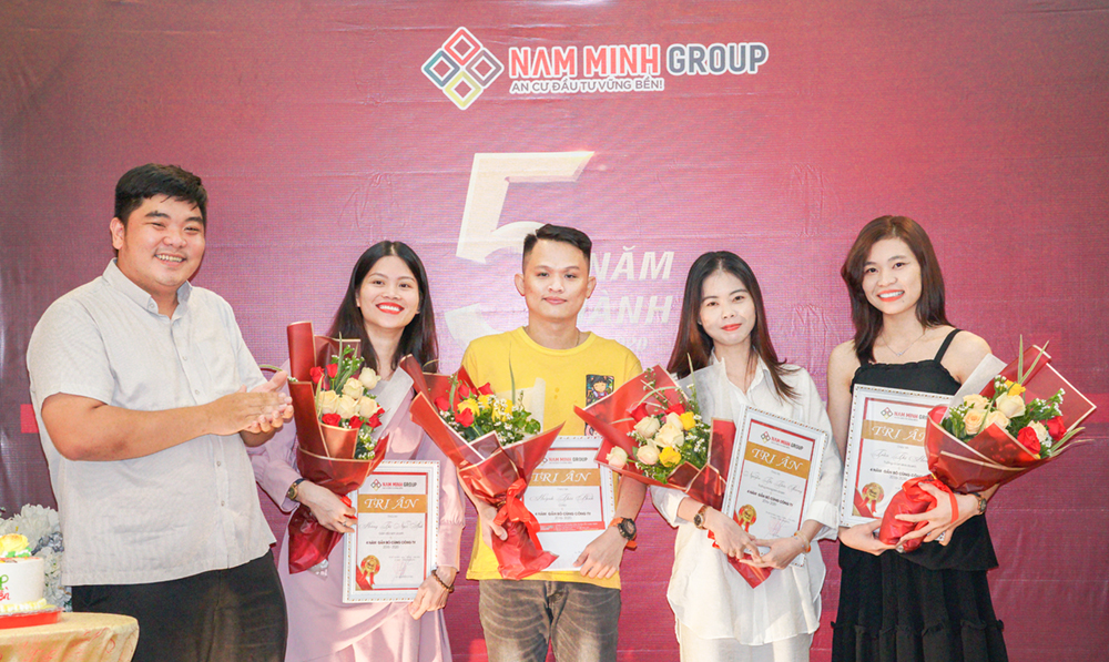 Ông Phạm Duy Minh – Phó tổng giám đốc công ty (trái) trao bằng tri ân và hoa vinh danh các cá nhân có thành tích xuất sắc nhất