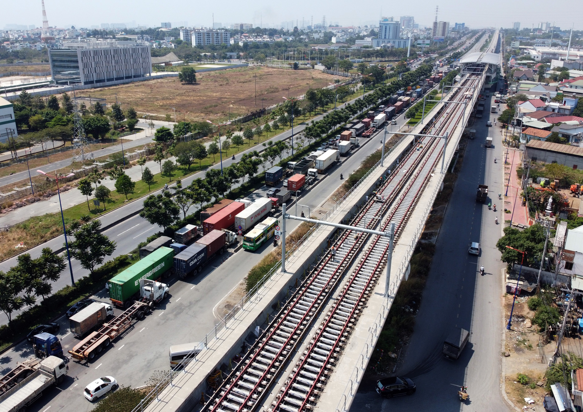 Ngày 10.10, đoàn tàu Metro số 1 đã được đưa về khu vực depot Long Bình, chuẩn bị chạy thử kỹ thuật và chạy chính tuyến vào năm 2021.
