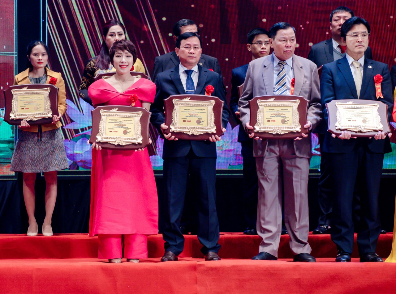 Bà Lê Nguyễn Ly Na Tổng Giám Đốc Công Ty cũng đã vinh dự được hội đồng bình chọn và trao tặng bảng vàng “Doanh Nhân Vàng Việt Nam năm 2020”